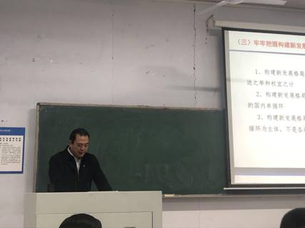 说明: 图片包含 室内, 男人, 前, 站描述已自动生成